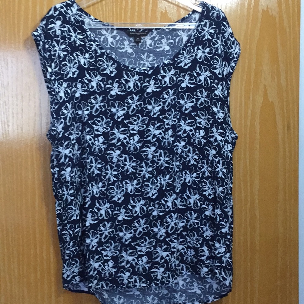 Banana Republic cute navy & white floral top